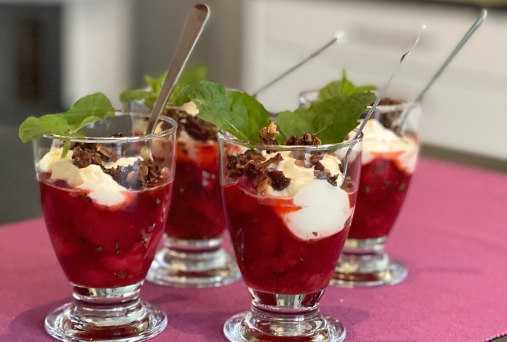 Marinerade jordgubbar med vitchokladkräm och havrekrisp
