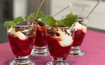 Marinerade jordgubbar med vitchokladkräm och havrekrisp